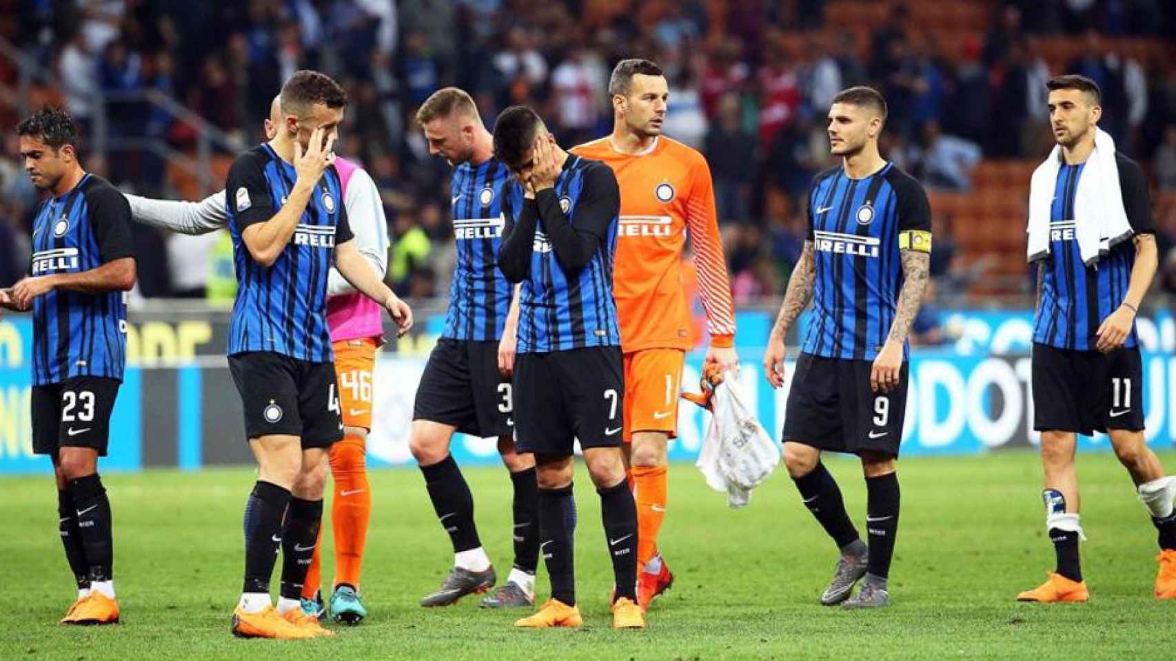 Los jugadores del Inter de Milán cabizbajos tras una derrota / EFE