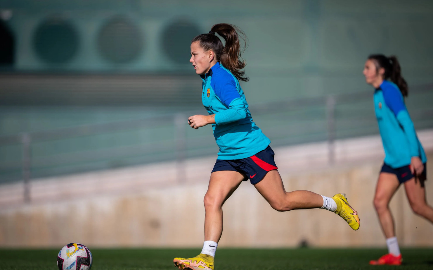 Claudia Pina conduce un balón durante el entrenamiento matinal FCB