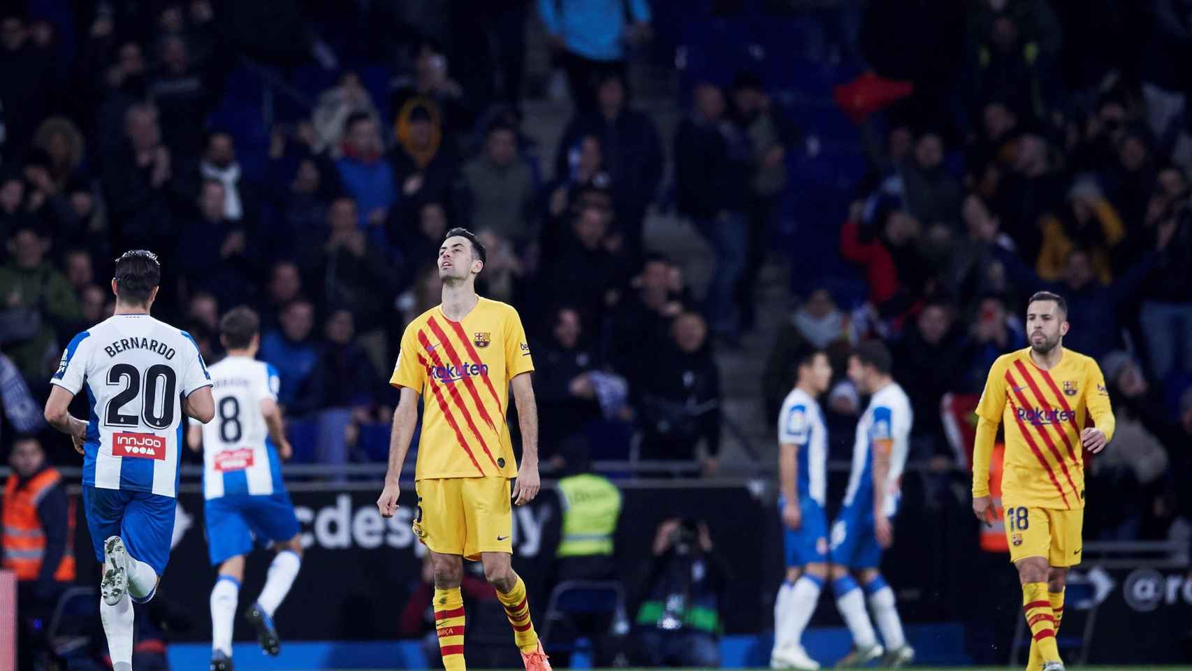 Los jugadores del Barça lamentando el gol de Wu Lei / EFE