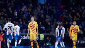 Los jugadores del Barça lamentando el gol de Wu Lei / EFE