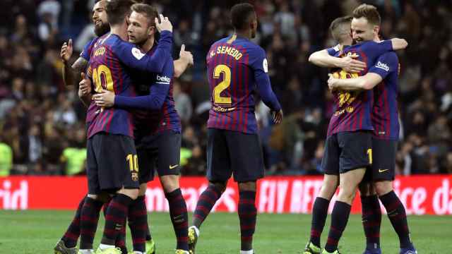 Los jugadores del Barça celebrando el triunfo de este miércoles en el Bernabéu / EFE