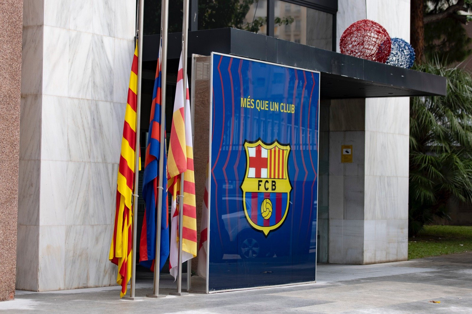Las banderas del Barça a media asta / FC Barcelona