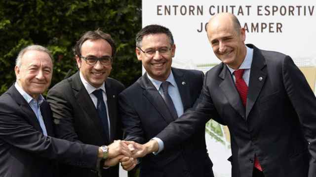 Bartomeu y Jordi Moix con el alcalde de Sant Joan Despí para reformar la Ciutat Esportiva / EFE