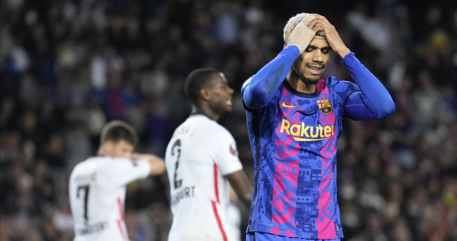Araujo, decepcionado tras la derrota del Barça contra el Eintracht en la Europa League / EFE