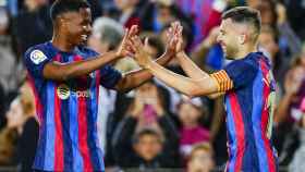 Ansu Fati felicita a Jordi Alba tras marcar el gol de la victoria del Barça ante Osasuna / EFE