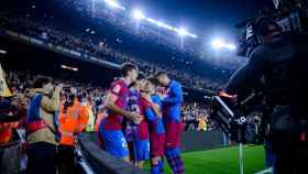Las cámaras de TV graban a los jugadores del Barça durante el derbi contra el Espanyol / FCB