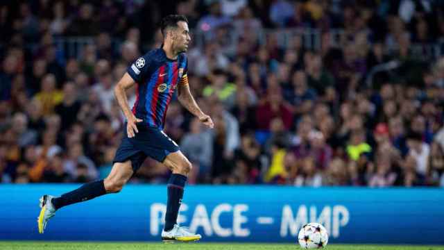 Sergio Busquets conduce el balón contra el Inter de Milán FCB