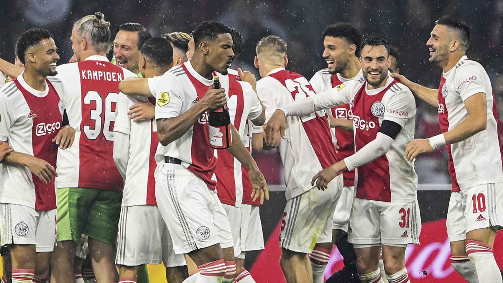 Los jugadores del Ajax, celebrando el título de la Eredivisie / EFE