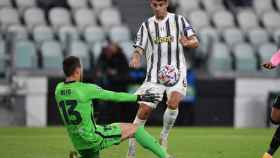 Alvaro Morata, intentando superar a Neto | EFE