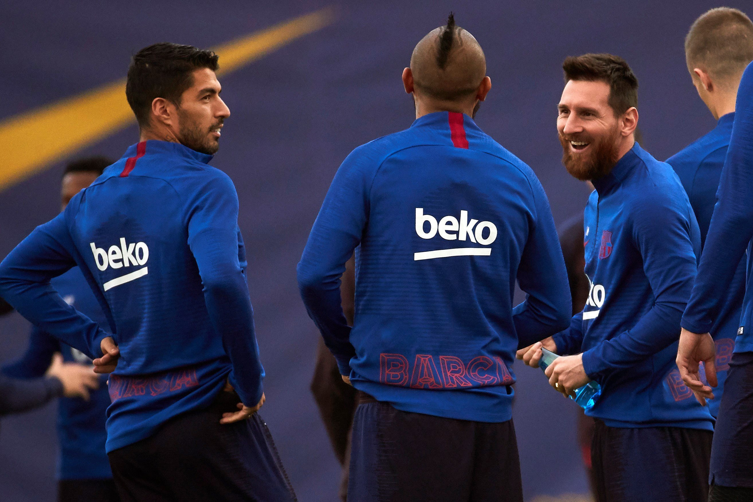 Luis Suárez con Arturo Vidal y Leo Messi en un entrenamiento / EFE
