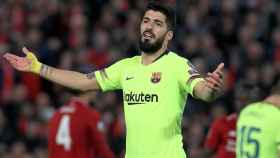 El delantero del Barça Luis Suárez se lamenta en Anfield / EP
