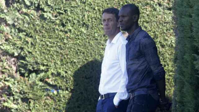 Una foto de archivo de Eric Abidal y Pep Segura, máximos responsables deportivos del Barça / EFE