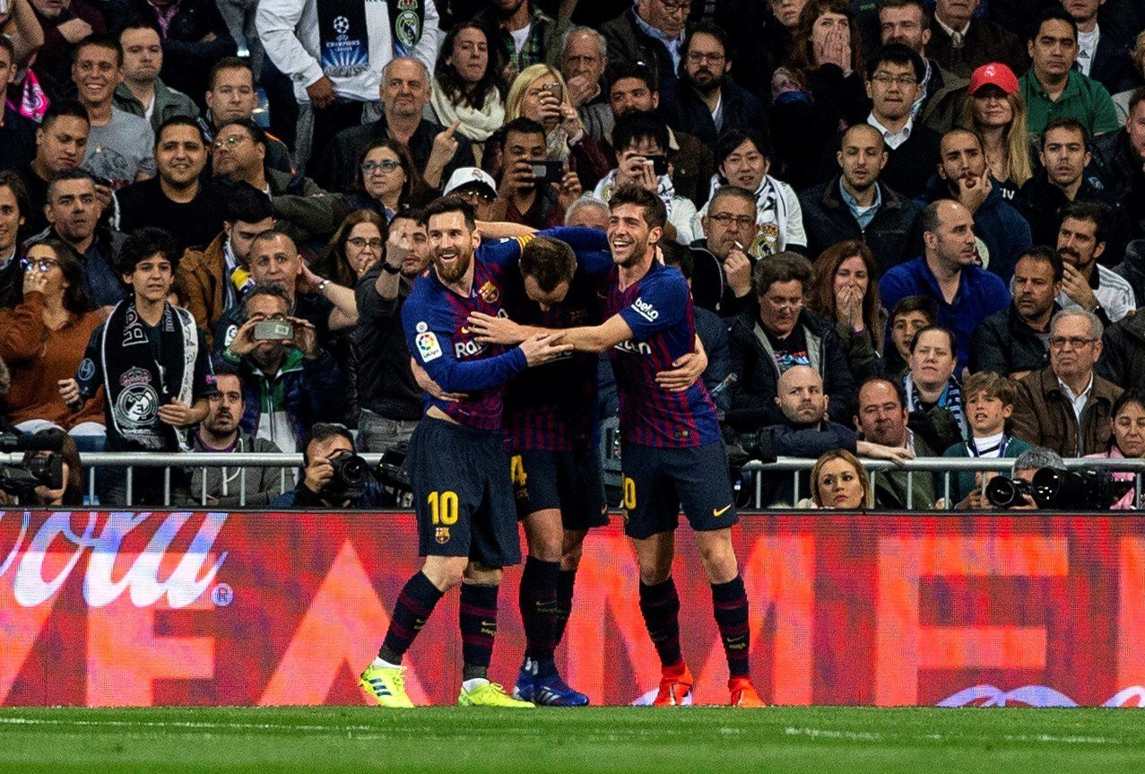 Una foto de Messi, Rakitic y Sergi Roberto celebrando el gol en el clásico / EFE