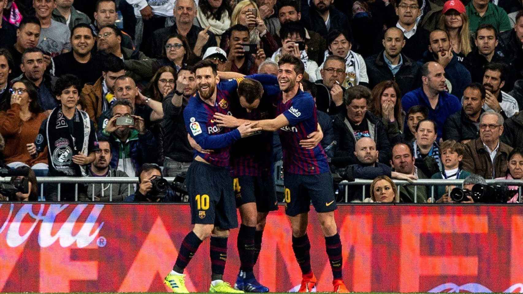 Una foto de Messi, Rakitic y Sergi Roberto celebrando el gol en el clásico / EFE