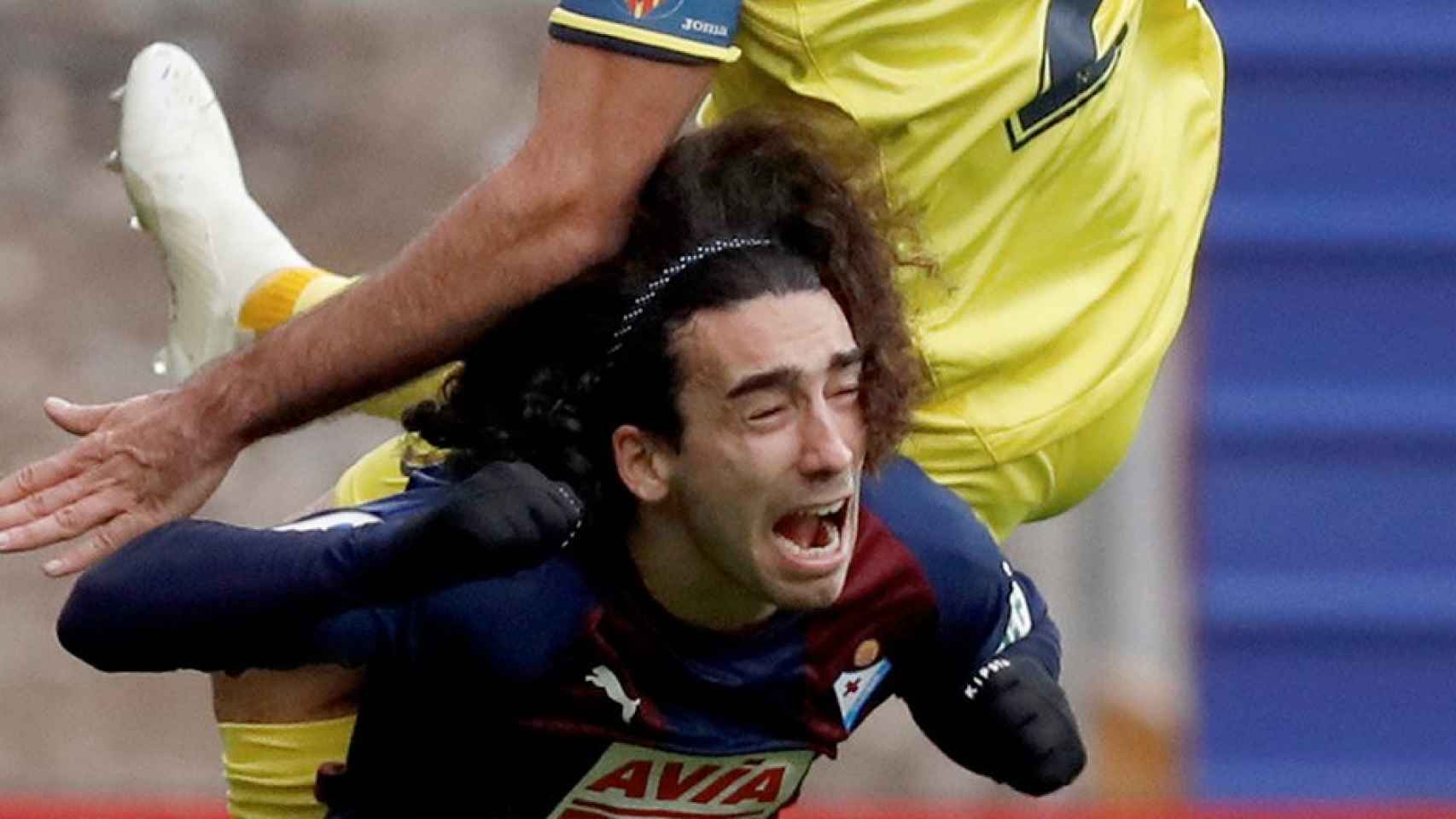 El defensa del Eibar Marc Cucurella lucha un balón durante un partido contra el Villarreal / EFE