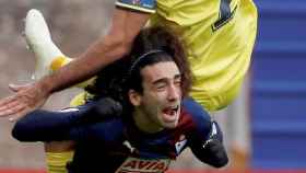 El defensa del Eibar Marc Cucurella lucha un balón durante un partido contra el Villarreal / EFE