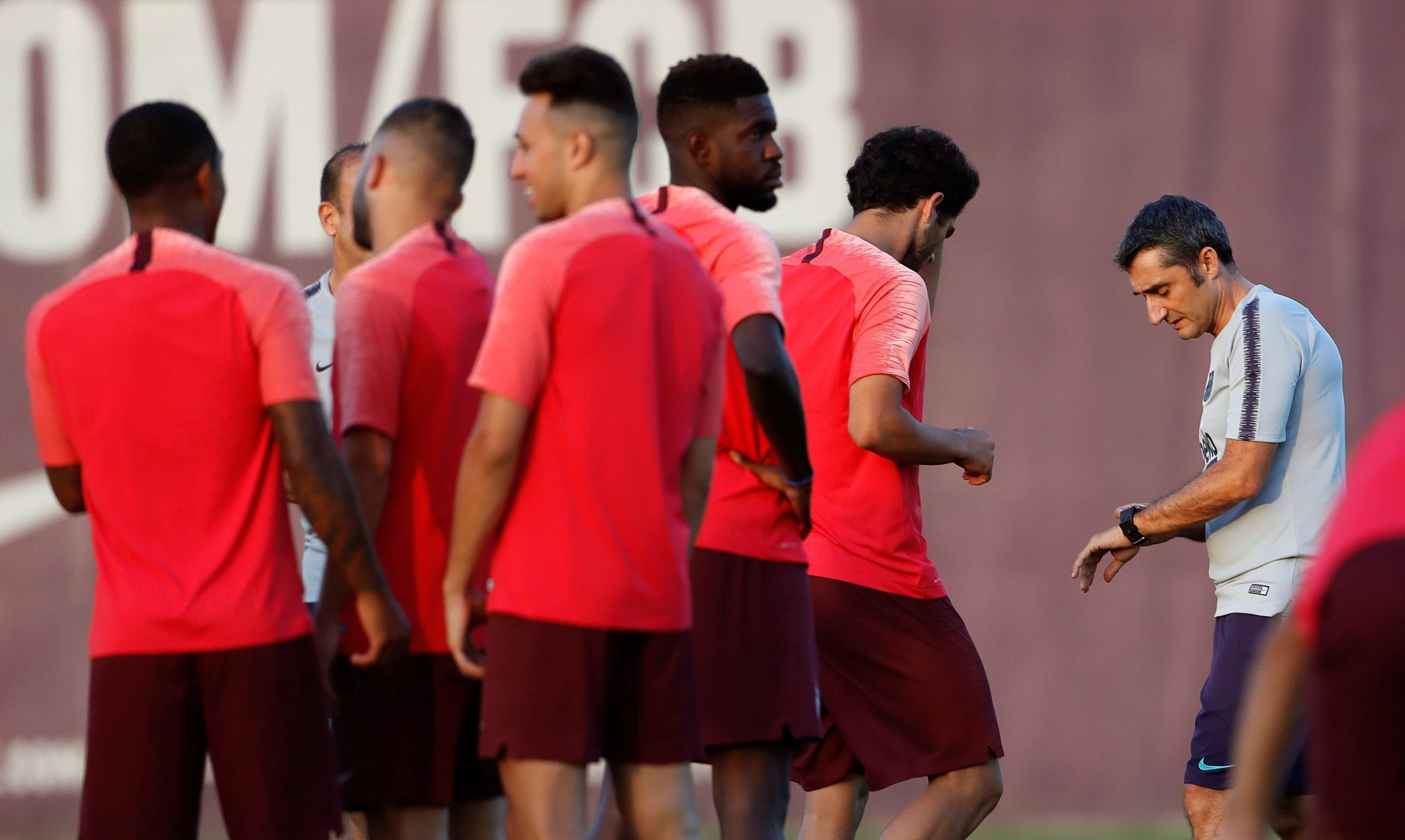 Ernesto Valverde dirige un entrenamiento con los jugadores del Barça / EFE