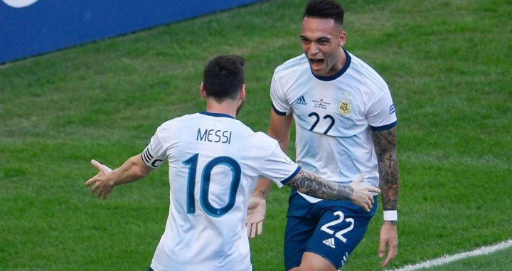 Messi celebra un gol con Lautaro Martínez en la albiceleste | EFE