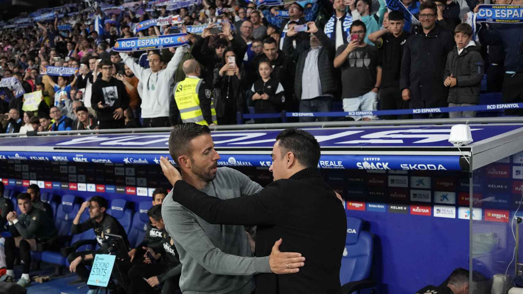 Xavi Hernández saluda a Luis García antes del partido entre el Espanyol y el Barça : EFE