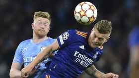 Una disputa de balón entre Kevin De Bruyne y Toni Kroos, durante el partido entre el Manchester City y Real Madrid / EFE