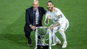 Zidane y Sergio Ramos con el título de Liga / EFE