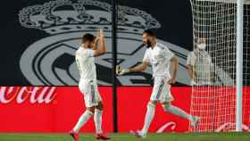 Benzema y Hazard celebran el gol del Real Madrid / EFE