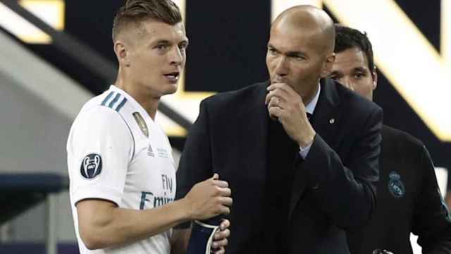 Kroos, recibiendo instrucciones de Zidane en un partido del Madrid | EFE