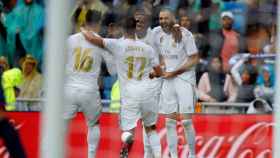 Una foto de los jugadores del Real Madrid celebrando el gol de Benzema al Levante / EFE