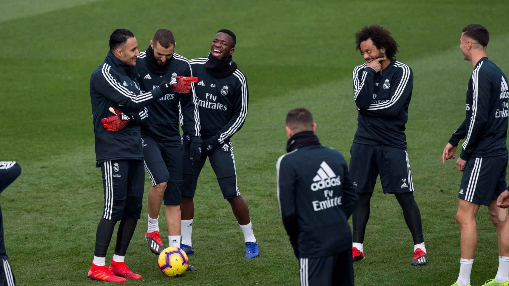 Keylor Navas bromea con sus compañeros en un entrenamiento del Real Madrid / EFE