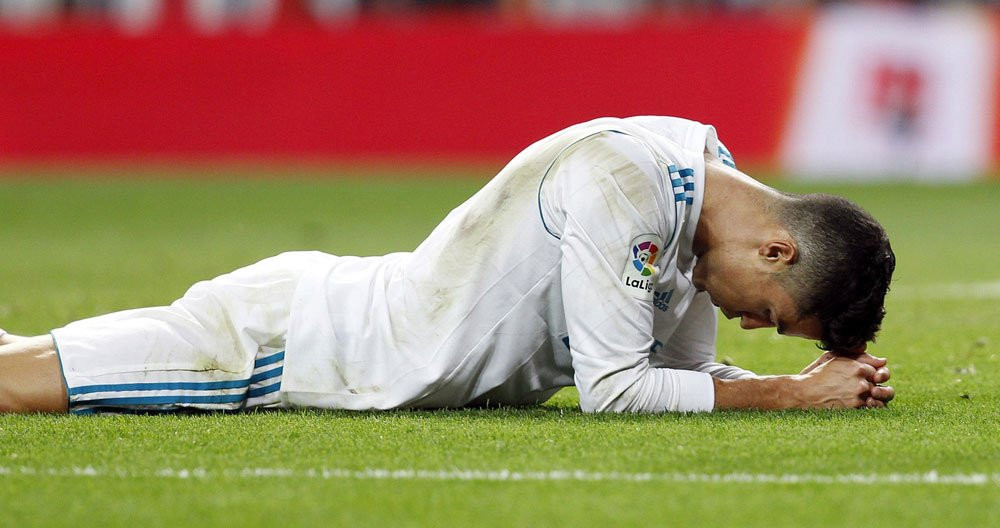 Cristiano Ronaldo, tendido sobre el césped del Bernabéu el curso pasado | EFE