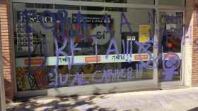 Imagen del exterior de la sede de la ANC en San Cugat del Vallès tras recibir la ira de los nacionalistas molestos / CG