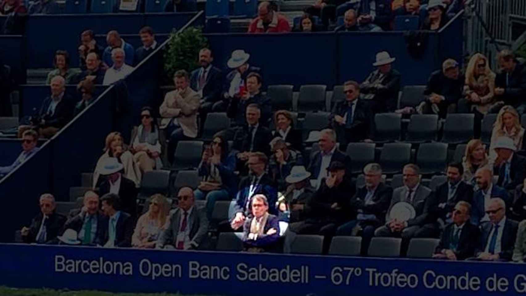 Artur Mas, expresidente catalán, solo en el palco de autoridades del Barcelona Open Banc Sabadell Trofeo Conde de Godó / CG