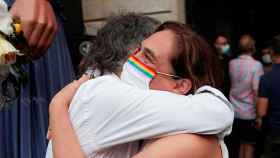 La alcaldesa de Barcelona, Ada Colau, abrazada al pregonero de las Fiestas de Gràcia, Jordi Cuixart / EFE
