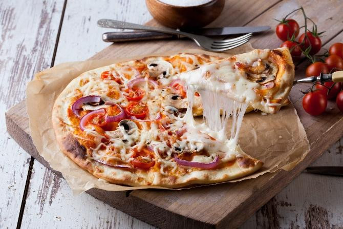 Una pizza, donde se puede encontrar el sabor amiláceo / Kelvin T en UNSPLASH