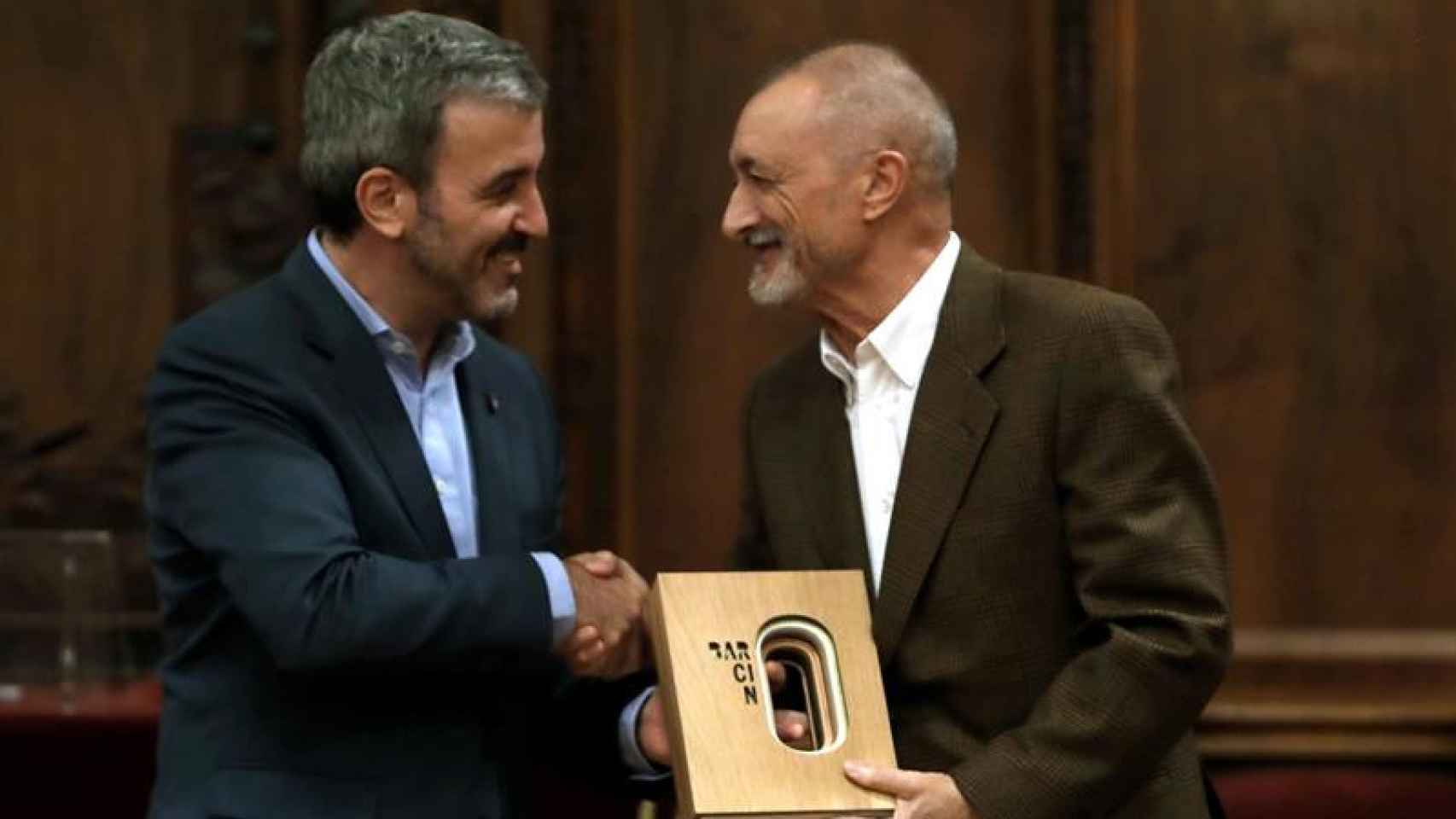 Jaume Collboni (i) entrega el premio Barcino a Arturo Pérez-Reverte / EFE