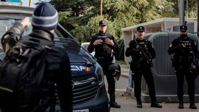 Agentes de la Policía Nacional frente a la embajada de Ucrania tras la recepción de otro paquete sospechoso / CARLOS LUJÁN