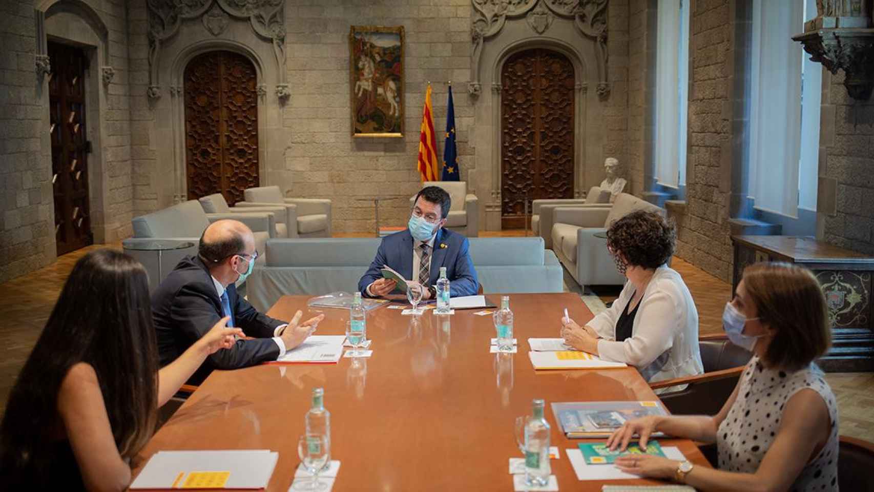 Pere Aragonès se reúne con representantes de Plataforma per la Llengua, todos ellos contrarios al castellano/ EP