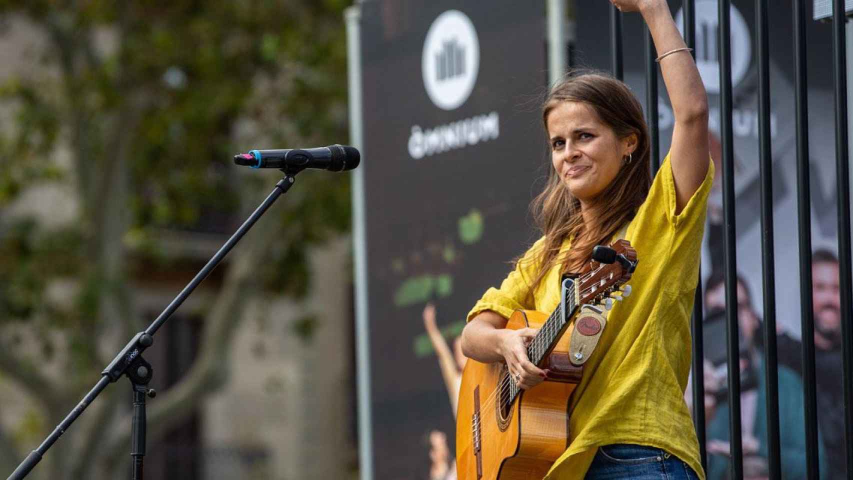 Una cantautora durante el concierto de Òmnium durante la Diada de 2019 / DAVID ZORRAKINO-EUROPAPRESS