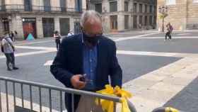 El líder del PP en Barcelona, Josep Bou, retirando lazos amarillos colocados en la puerta del ayuntamiento / EP