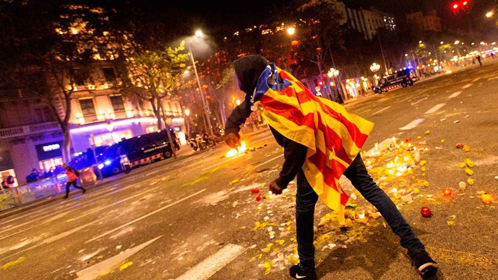 Un manifestante se enfrenta a los Mossos d'Esquadra junto a la Delegación del Gobierno en Barcelona / EFE