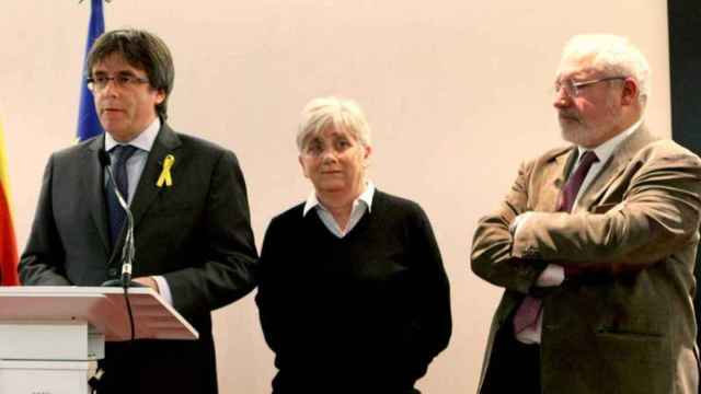 Clara Ponsatí (c), junto a Lluís Puig (d) y Carles Puigdemont (i) / EFE