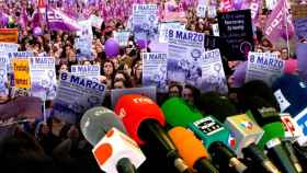 Varios micrófonos de medios apuntan a una manifestación feminista del pasado 8 de marzo / CG