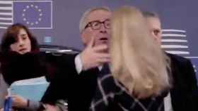 Juncker atusa el pelo a una mujer a su llegada al Consejo Europeo / TWITTER