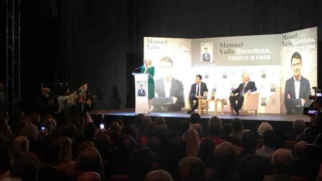 El exprimer ministro francés Manuel Valls junto al Nobel de literatura Mario Vargas Llosa durante la presentación de su libro en Barcelona / CG