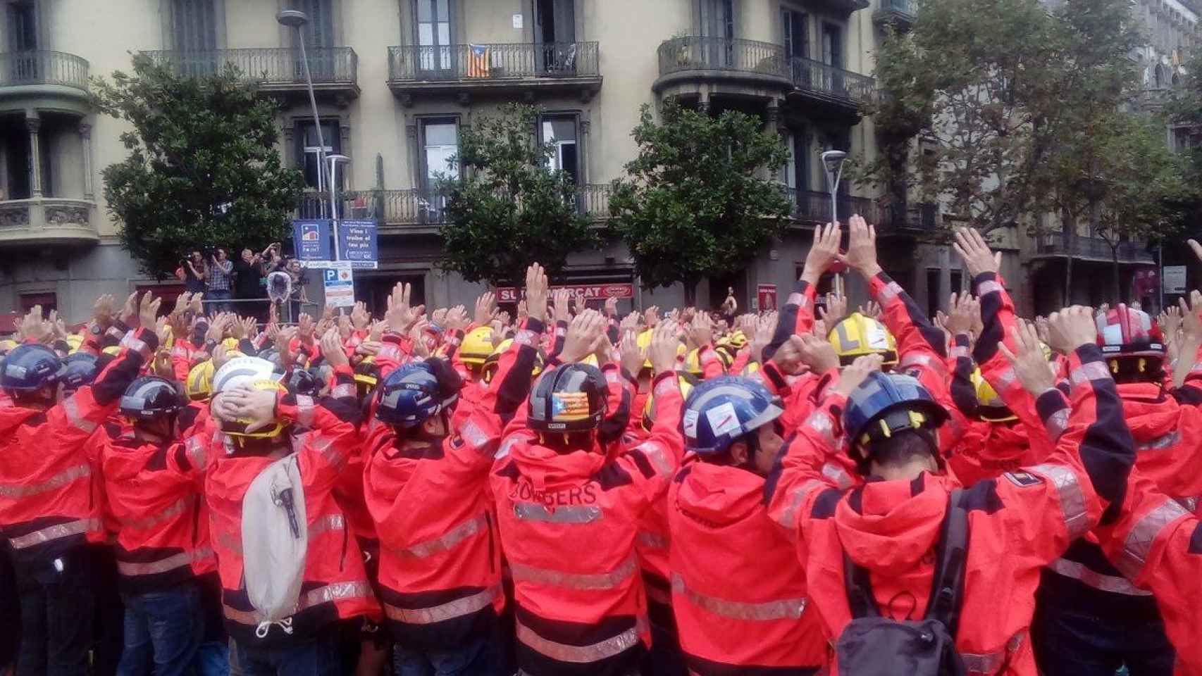 Bomberos de la Generalitat, durante una concentración ante la Delegación del Gobierno el 3 de octubre de 2017 / @ANC_Bombers