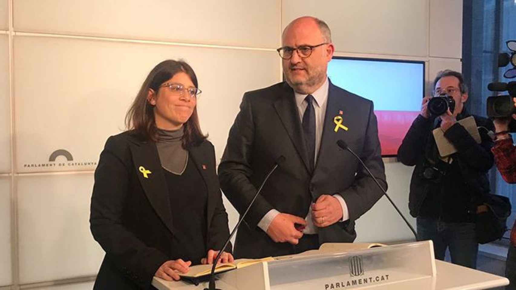 Los diputados de JxCAT Eduard Pujol y Gemma Geis valoran la suspensión de la investidura de Carles Puigdemont, en una imagen reciente/ CG