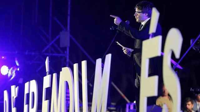 El presidente de la Generalitat, Carles Puigdemont, interviene en el acto unitario del independentismo celebrado en Montjuic, Barcelona / EFE