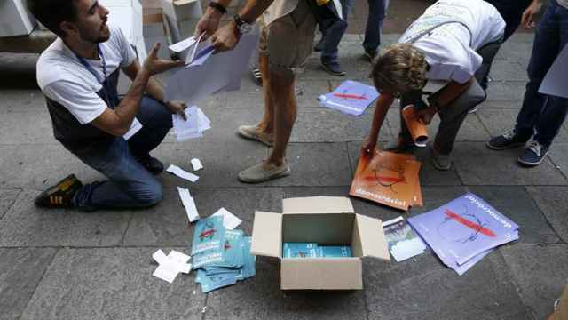 Estudiantes repartiendo papeletas el jueves para votar el domingo / EFE