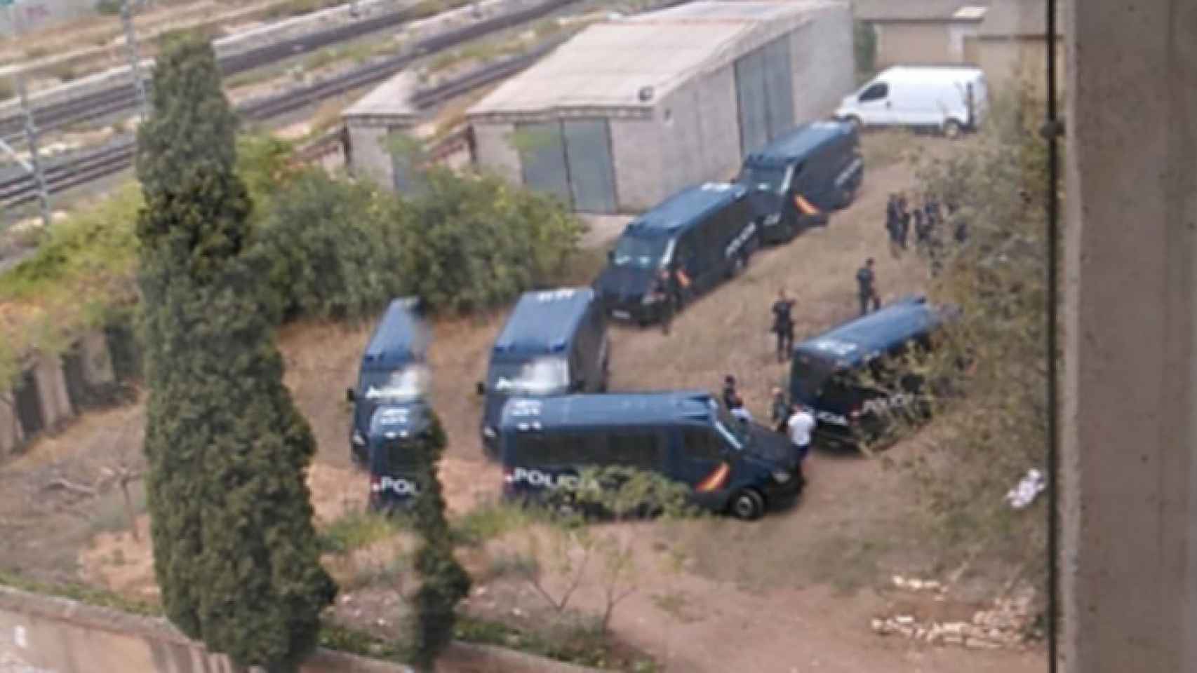 Vehículos policiales estacionados en el patio del antiguo cuartel de la Guardia Civil / TWITTER - @RICARRUFAT