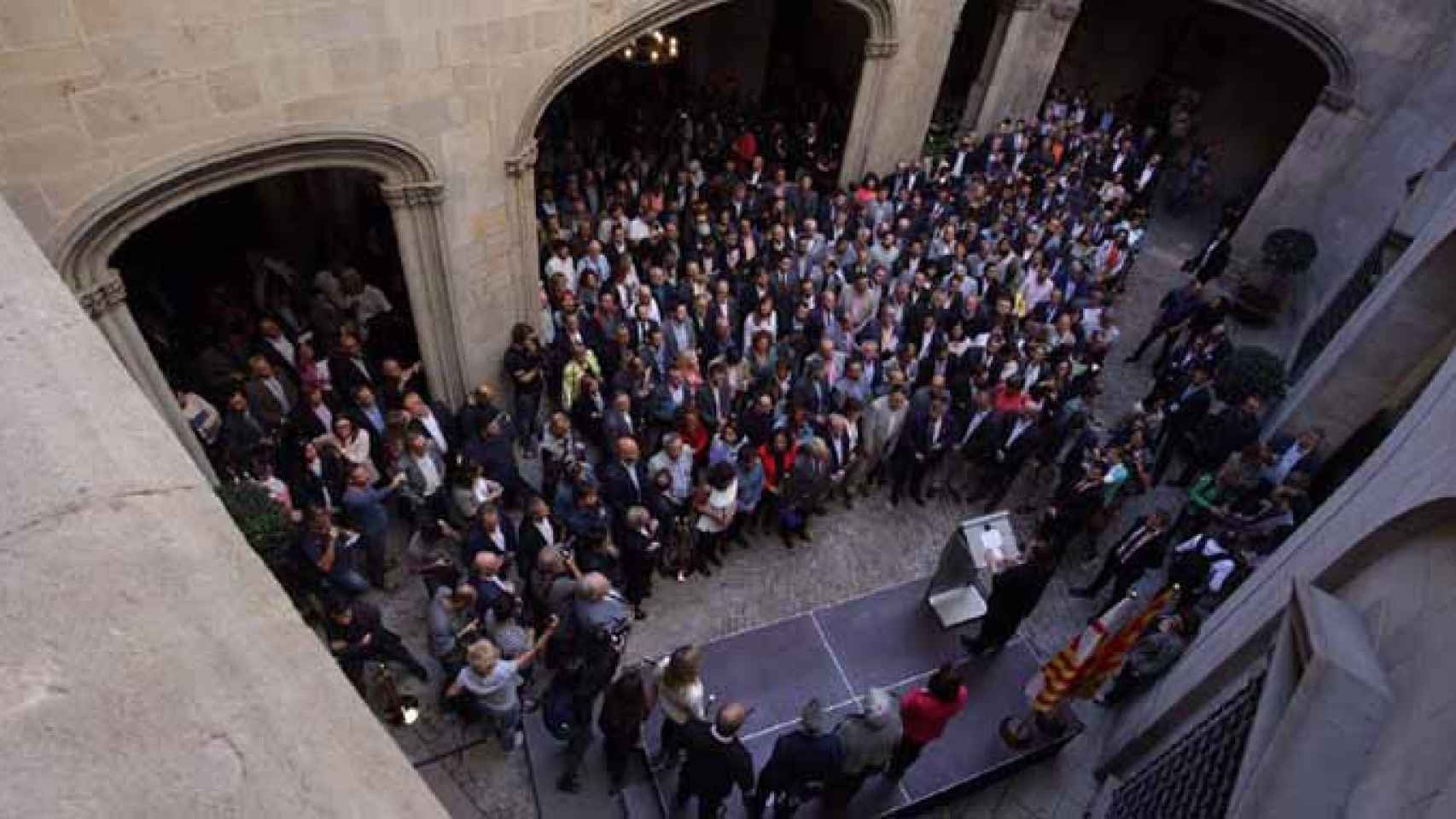 La alcaldesa de Barcelona, Ada Colau, se dirige a los 700 alcaldes denunciados por apoyar el referéndum / AYUNTAMENT
